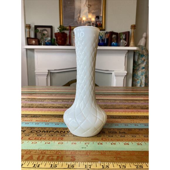 Hoosier Quilted Criss Cross Pattern Milk Glass Vase 4093 - Picture 2 of 8